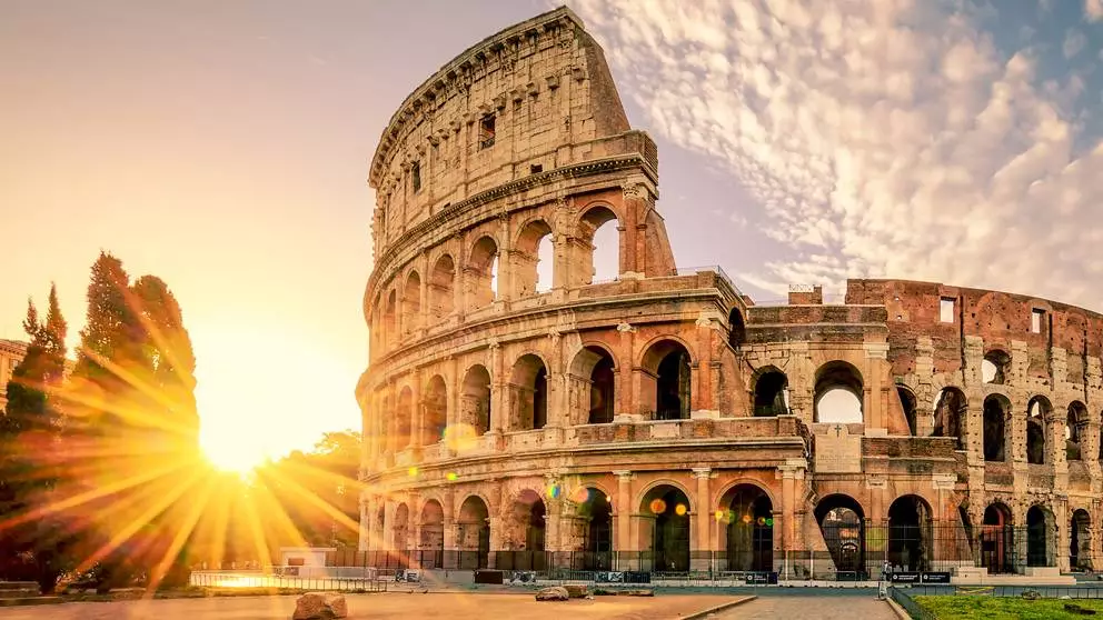 Siluet ikonik Colosseum Roma