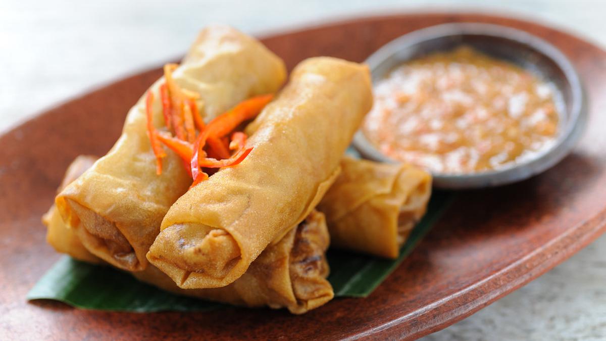 Tantalizing Lumpia Semarang A Delicious Indonesian Snack with a Crunchy Exterio