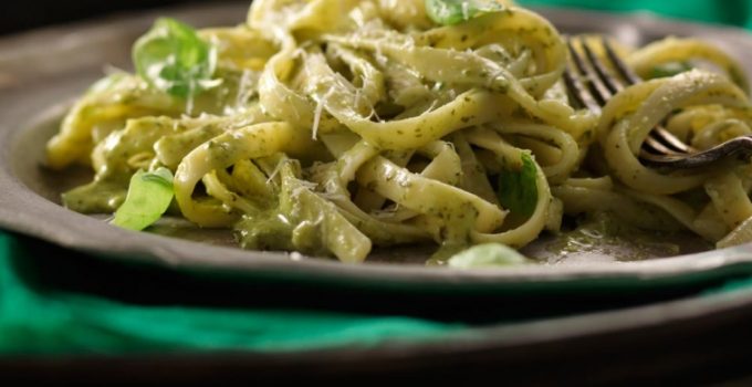 Emerald Pesto Pasta: Discover the Freshness of a Vibrant and Flavorful Dish!