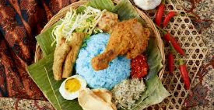 Nasi Kerabu: Warisan Kuliner Penuh Warna dan Rasa