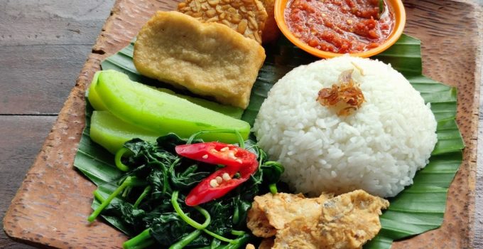 Nasi Tempong: Hidangan Pedas Khas Banyuwangi yang Menggugah Selera