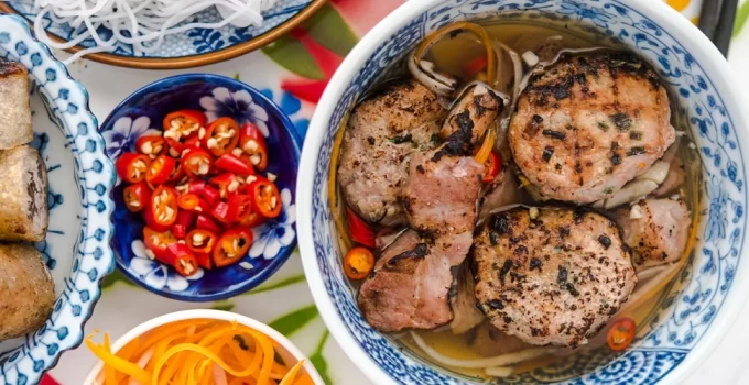 Bun Cha Hanoi: Hidangan Mi Nasi dengan Daging Panggang Khas Vietnam